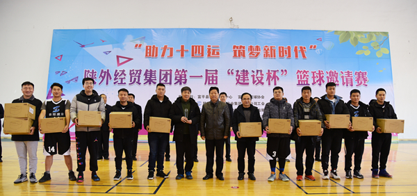 11中共富平縣委常委、政法委書記杜銀虎為第二名獲獎(jiǎng)隊(duì)頒獎(jiǎng)_副本.jpg