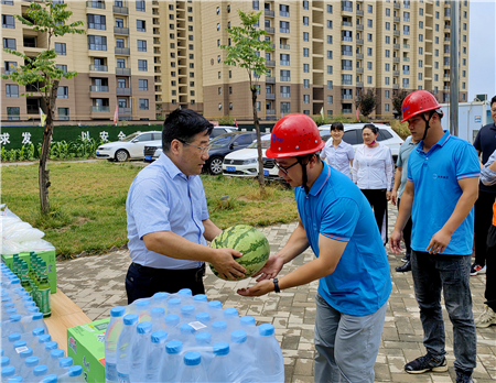 7月5日，集團(tuán)公司黨委副書記、總經(jīng)理惠宏軍帶隊赴咸陽市秦都區(qū)馬泉新家園三標(biāo)段項目、興平四季花園三期項目開展“送清涼”慰問活動，并檢查防暑降溫及安全生產(chǎn)工作情況 (2)_副本.jpg